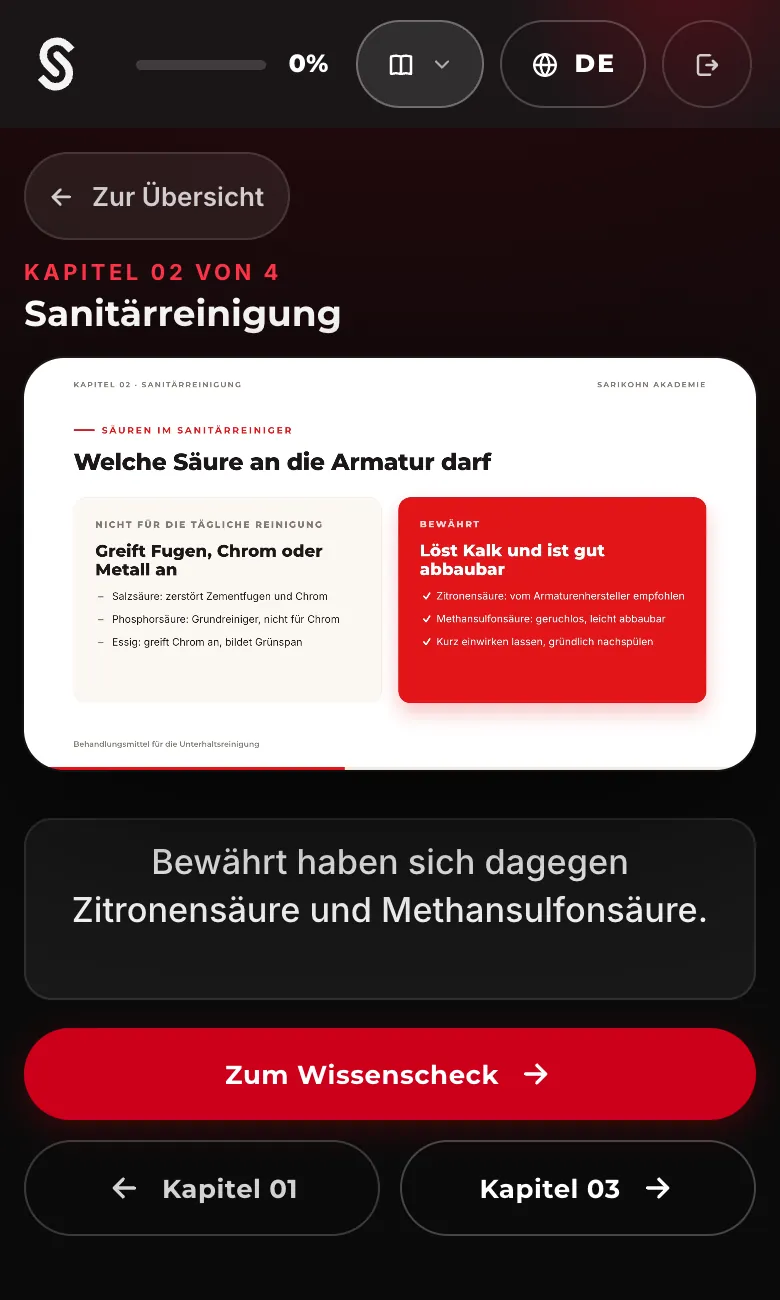 Aufnahme am Handy: Kapitel 02 „Sanitärreinigung“ mit der Folie „Welche Säure an die Armatur darf“, darunter der Untertitel „Bewährt haben sich dagegen Zitronensäure und Methansulfonsäure.“ und der Knopf „Zum Wissenscheck“.