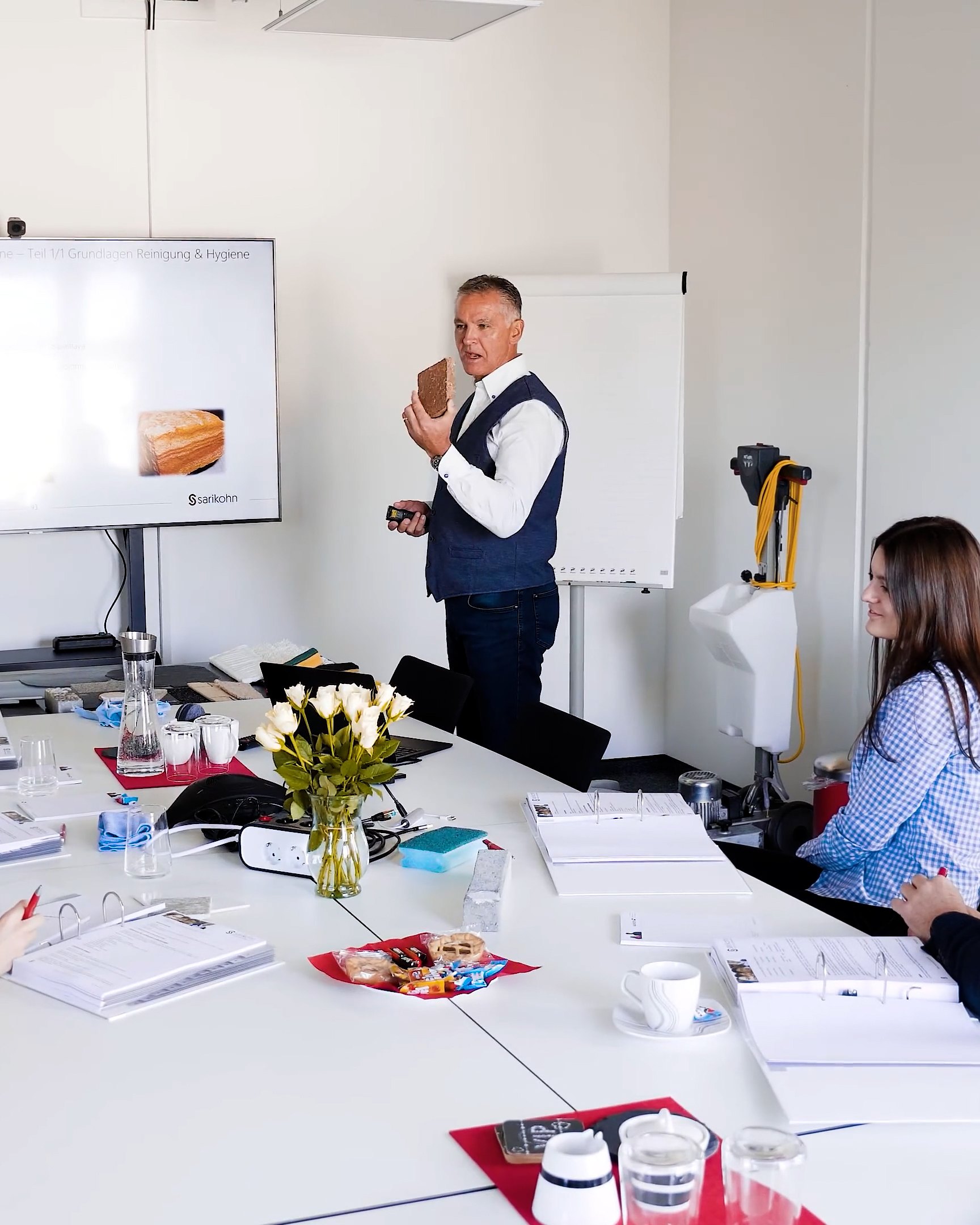 Seminar der sarikohn Akademie: Referent zeigt eine Natursteinprobe